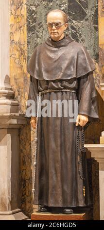 RAVENNA, ITALIA - 27 GENNAIO 2020: La statua del martire San Massimiliano Kolbe nella chiesa Basilica di Sant Francesco. Foto Stock