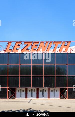Vista frontale della facciata e dell'ingresso dello spettatore della sala concerti le Zenith a Parigi, in Francia, costruita nel 1983 nel Parc de la Villette. Foto Stock