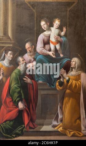 RAVENNA, ITALIA - 28 GENNAIO 2020: Il dipinto della Madonna tra i santi della chiesa di Santa Maria maggiore di un artista sconosciuto del 17 sec. Foto Stock