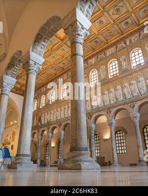 Ravenna, ITALIA - 29 GENNAIO 2020: La navata della chiesa Basilica di Sant'Apolinare in Classe dal 6. Cent. Foto Stock