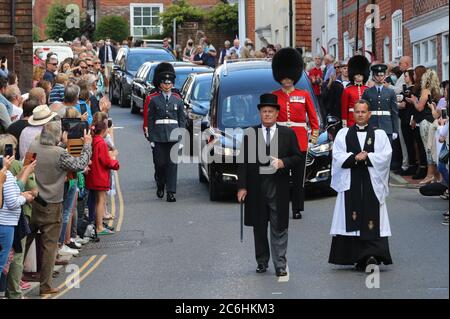 Il corteo funebre delle forze Sweetheart Dame vera Lynn è scortato da rappresentanti delle tre forze armate come si fa il suo modo attraverso il villaggio di Ditchling, Sussex orientale. Foto Stock