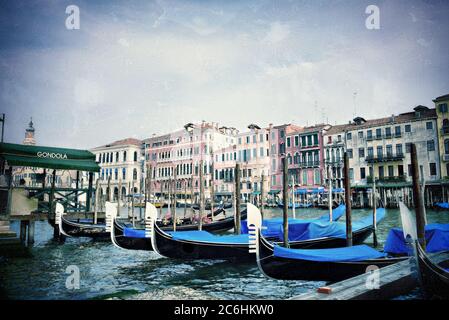 Gondole ormeggiate dal Canal Grande a Venezia, Italia. Immagine filtrata, effetto vintage applicato. Foto Stock