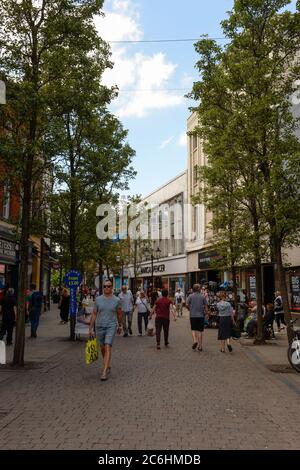 Acquirenti nel centro di Doncaster durante l'epidemia di Covid 19 nel giugno 2020 Foto Stock