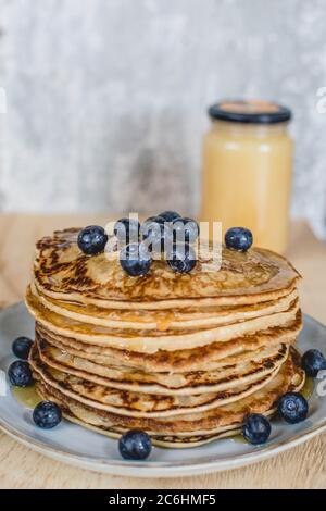 Deliziosi pancake fatti in casa con miele e mirtilli Foto Stock