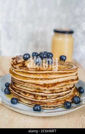 Deliziosi pancake fatti in casa con miele e mirtilli Foto Stock