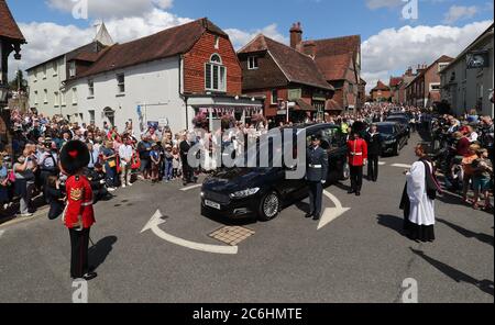 I membri del pubblico affollano le strade come il corteo funerario delle forze Sweetheart Dame vera Lynn passa attraverso il villaggio di Ditchling, Sussex orientale. Foto Stock