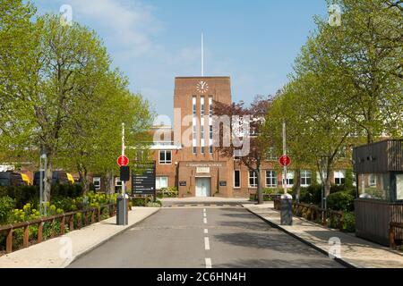 Facciata esterna anteriore della Hampton School con cielo blu in una giornata di sole. E' una scuola indipendente per ragazzi a Hampton, Londra. REGNO UNITO. (116) Foto Stock