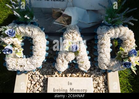 Tributo floreale di fiori / disposizione dei fiori a suo padre / padre che è stato posto su una tomba. UK (116) Foto Stock