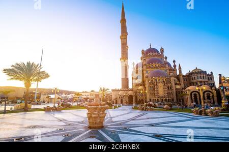 Moschea al Mustafa e splendida piazza principale nella città vecchia di Sharm El Sheikh in Egitto Foto Stock