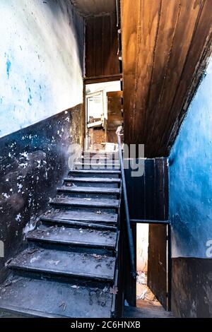 Una scala di grunge in rovina in un ospedale abbandonato Foto Stock