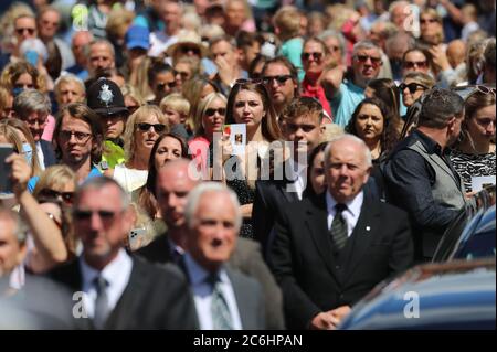 Membri della linea pubblica le strade come il corteo funerario delle forze Sweetheart Dame vera Lynn passa attraverso il villaggio di Ditchling, Sussex orientale. Foto Stock