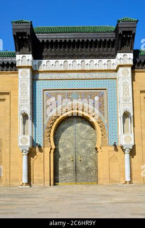 Marocco, porta con inseguire e decorazioni al palazzo dei re a Casablanca Foto Stock