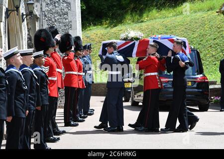 Il personale di servizio porta la bara di forze dolcissime Dame vera Lynn nel crematorio di Brighton, Sussex orientale. Foto Stock