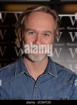 Marcus Wareing, chef stellato Michelin firma copie del suo nuovo ricettario, Marcus Everyday, che propone pasti semplici per tutti i giorni della settimana. Waterstone Foto Stock