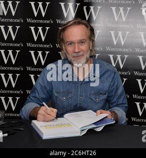 Marcus Wareing, chef stellato Michelin firma copie del suo nuovo ricettario, Marcus Everyday, che propone pasti semplici per tutti i giorni della settimana. Waterstone Foto Stock