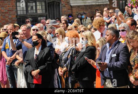 Ditchling Sussex UK 10 luglio 2020 - i residenti si allineano per le strade di Ditchling come passa oggi la processione funeraria di Dame vera Lynn . La cantante Dame vera Lynn, conosciuta come le forze Sweetheart, morì all'età di 103 anni il 18 giugno : Credit Simon Dack / Alamy Live News Foto Stock