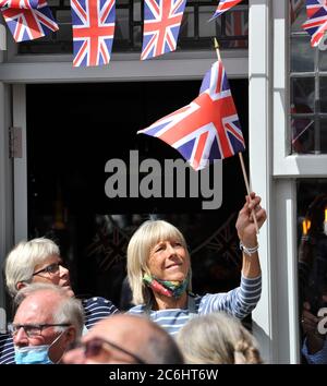 Ditchling Sussex UK 10 luglio 2020 - i residenti si allineano per le strade di Ditchling come passa oggi la processione funeraria di Dame vera Lynn . La cantante Dame vera Lynn, conosciuta come le forze Sweetheart, morì all'età di 103 anni il 18 giugno : Credit Simon Dack / Alamy Live News Foto Stock