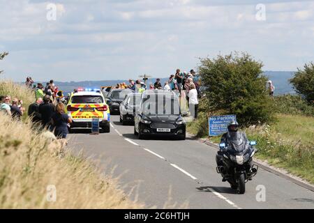 Ditchling, Regno Unito. 10 luglio 2020. La folla si è svolta a guardare mentre il corteo che carrano il corpo di Dame vera Lynn raggiunge la cima del girofaro di Ditchling sulle Downs del sud. Le forze ‘Sweetheart' morì a giugno di 103 anni. Credit: James Boardman/Alamy Live News Foto Stock