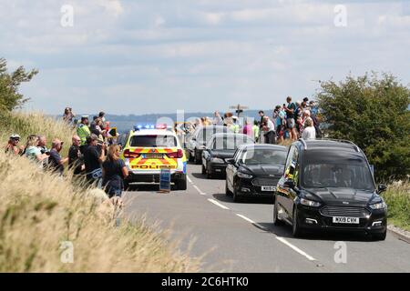 Ditchling, Regno Unito. 10 luglio 2020. La folla si è svolta a guardare mentre il corteo che carrano il corpo di Dame vera Lynn raggiunge la cima del girofaro di Ditchling sulle Downs del sud. Le forze ‘Sweetheart' morì a giugno di 103 anni. Credit: James Boardman/Alamy Live News Foto Stock