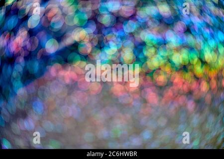 Rainbow brillare. Sfondo astratto. Coloratissime gocce e luci arcobaleno su sfondo nero. Scintillanti e festosi di paillettes sfocate AN Foto Stock