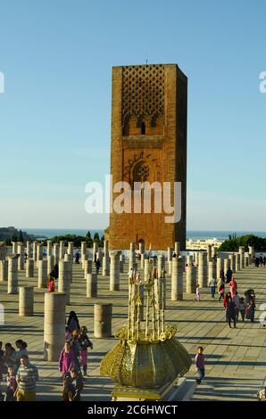 Rabat, Marocco - 18 novembre 2014: Turisti non identificati al Tour Hassan aka Hassan torre, il punto di riferimento del sito patrimonio mondiale dell'UNESCO e qualsiasi num Foto Stock