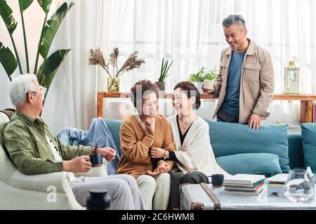 Gli anziani in felice chiacchierata sopra una tazza di tè Foto Stock