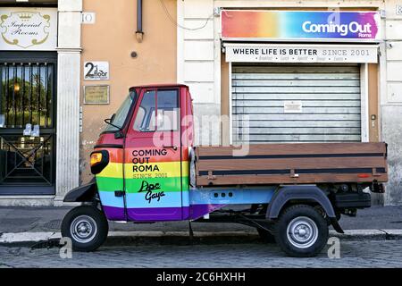 Il bar gay è chiuso durante il periodo di chiusura del Coronavirus 19. Rainbow Piaggio Ape parcheggiato nella Roma strada gay deserta al tempo di Covid 19. Italia, Europa, UE. Foto Stock