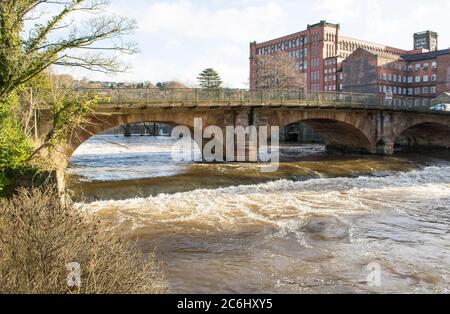 Vecchio ponte ad arco in pietra a Belper, Derbyshire, Regno Unito Foto Stock