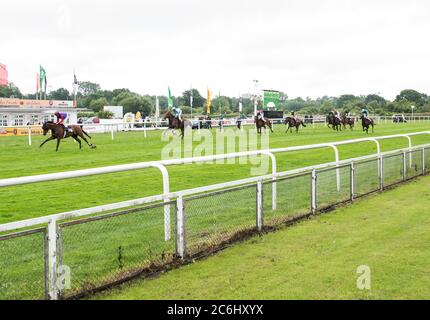 Amburgo, Corno, Germania. 10 luglio 2020. Corse di cavalli: Galoppo, Derby Amburgo: Sotto la pioggia i jockeys galloppano sui loro cavalli attraverso la pista. A causa della pandemia di Corona, la riunione di galoppo è accorciata a tre giorni e si svolge senza spettatori per la prima volta. Credit: Daniel Bockwoldt/dpa/Alamy Live News Foto Stock