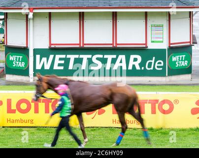 Amburgo, Corno, Germania. 10 luglio 2020. Corse ippiche: Galoppo, Derby Hamburg: UN cavallo è condotto davanti a un negozio di scommesse chiuso. A causa della pandemia di Corona, la riunione di galoppo è abbreviata a tre giorni. Credit: Daniel Bockwoldt/dpa/Alamy Live News Foto Stock