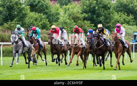 Amburgo, Corno, Germania. 10 luglio 2020. Corse di cavalli: Galoppo, Derby Amburgo: Sotto la pioggia i jockeys galloppano sui loro cavalli attraverso la pista. A causa della pandemia di Corona, la riunione di galoppo è accorciata a tre giorni e si svolge senza spettatori per la prima volta. Credit: Daniel Bockwoldt/dpa/Alamy Live News Foto Stock