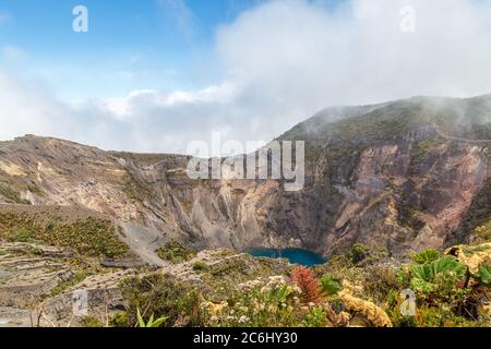 Guardando giù nel lago cratere del vulcano Irazú, Costa Rica Foto Stock