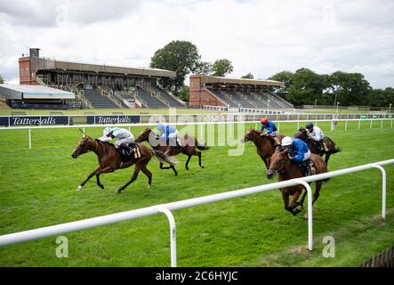 Il vincitore Youth Spirit e Oisin Murphy (a sinistra) batte Naval Crown (a destra) nel bet365 britannico EBF Maiden Stakes durante il secondo giorno del Moet e Chandon Festival luglio presso l'ippodromo di Newmarket. Foto Stock