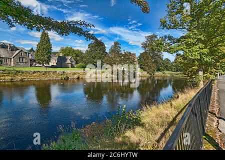 Passeggiando lungo il fiume in Kent, Kendal Cumbria, Inghilterra del Nord Regno Unito Foto Stock