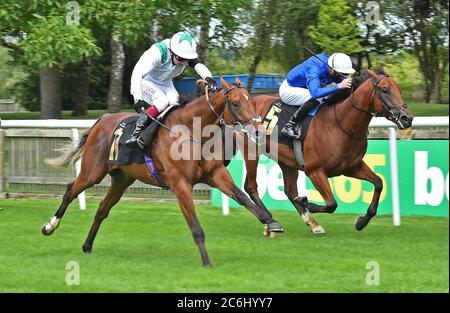 Youth Spirit e Oisin Murphy (a sinistra) si aggiudica il bet365 British EBF Maiden Stakes della Naval Crown e James Doyle durante il secondo giorno del Moet and Chandon July Festival presso l'ippodromo di Newmarket. Foto Stock