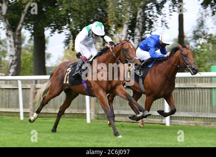 Youth Spirit e Oisin Murphy (a sinistra) vincendo da Magical Land nel bet365 britannico EBF Maiden Stakes durante il secondo giorno del Moet e Chandon Festival luglio presso l'ippodromo di Newmarket. Foto Stock