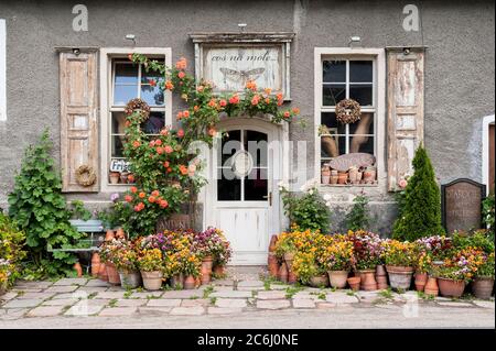 Negozio di antiquariato 'Cos na mole' in Łomnica, Gmina Mysłakowice, Jelenia Góra County, Bassa Slesia voivodato, nel sud-ovest della Polonia Foto Stock