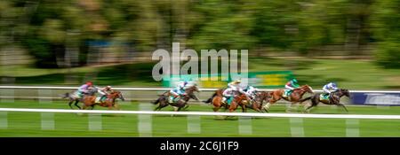 Josephine Gordon Riding Masked Identity (destra) vince la promessa di prezzo a bet365 handicap durante il secondo giorno del Festival di luglio di Moet e Chandon all'ippodromo di Newmarket. Foto Stock