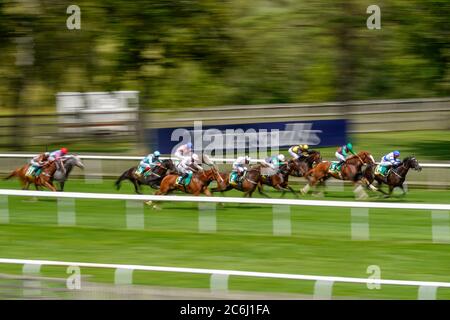 Josephine Gordon Riding Masked Identity (destra) vince la promessa di prezzo a bet365 handicap durante il secondo giorno del Festival di luglio di Moet e Chandon all'ippodromo di Newmarket. Foto Stock