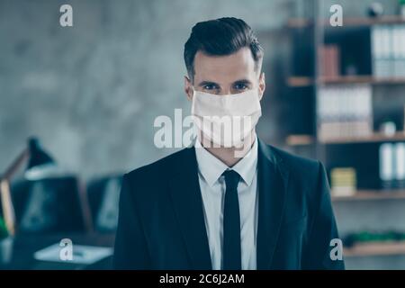 Ritratto in primo piano della sua azienda elegante chic elegante di classe imponente ragazzo che indossa maschera di sicurezza in cotone mers cov prevenzione influenza respiratoria malattia Foto Stock