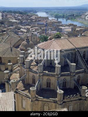 VISTA AEREA DEL ABSIDE DE LA CATEDRAL DE TORTOSA Y PARTE DE LA CIUDAD CON EL RIO EBRO. Ubicazione: CATEDRAL. Tortosa. TARRAGONA. SPAGNA. Foto Stock