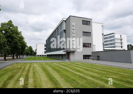 10 giugno 2020, Sassonia-Anhalt, Dessau-Roßlau: Vista del Bauhaus Dessau. Foto: Sebastian Willnow/dpa-Zentralbild/ZB Foto Stock