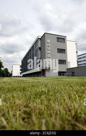 10 giugno 2020, Sassonia-Anhalt, Dessau-Roßlau: Vista del Bauhaus Dessau. Foto: Sebastian Willnow/dpa-Zentralbild/ZB Foto Stock