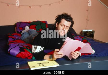 Kay Sabban, deutscher Schauspieler, lernt seinen testo im Bett in Amburgo, Germania 1990. Foto Stock