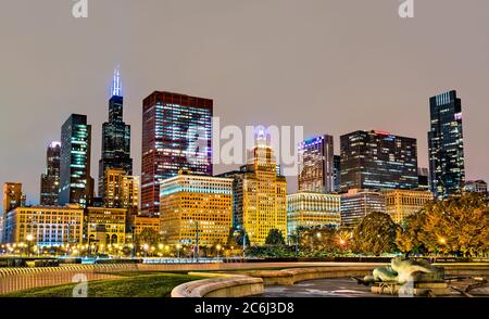 Paesaggio urbano notturno di Chicago al Grant Park in Illinois, Stati Uniti Foto Stock