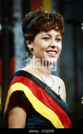 Extratour, Comedy- und Musikshow, Deutschland 1985 - 1989, Moderatorin Margarethe Schreinemakers mit Deutschland-Schärpe Foto Stock
