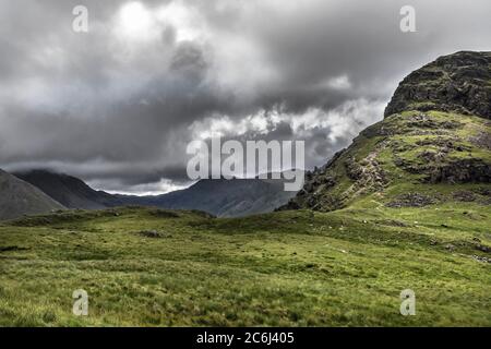 Cieli stormy su STY Head Pass, vista dalle pendici inferiori di Yewbarrow a Dore Head, Wasdale, Lake District, Cumbria, Regno Unito Foto Stock