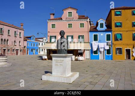 BURANO, ITALIA - 23 SETTEMBRE 2014: Piazza centrale e monumento Baldassare Galuppi, nome del Buranello sulla famosa isola di Burano, Venezia. Venezia e il Foto Stock