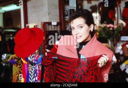 Isolde Tarrach, deutsche Moderatorin und Fernsehansagerin, stöbert bei einem privaten Fotoshooting durch die Geschäfte in der lobby des Hotel Maritim in Köln, Deutschland 1994. Foto Stock