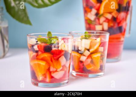 Sangria fresca al vino rosso o punch con frutta e bacche. Foto Stock